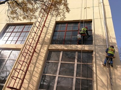 工廠、商務大樓、工業園區、私人企業、電影院、銀行、政府機關、學校、酒店娛樂場所等外墻清洗